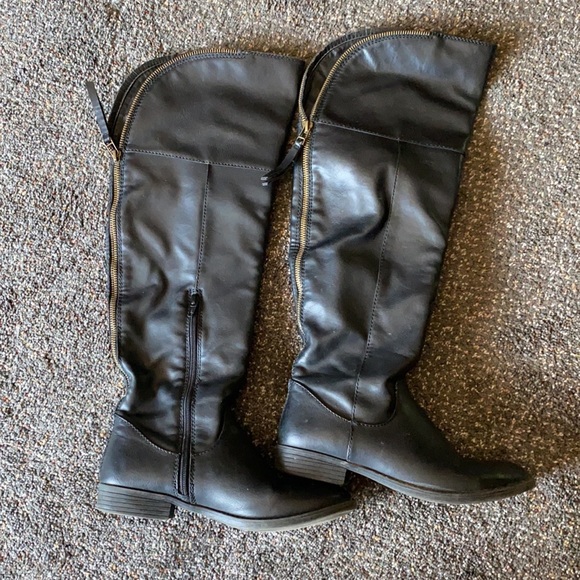 Women’s tall black boots target. Zipper up back - Picture 3 of 4